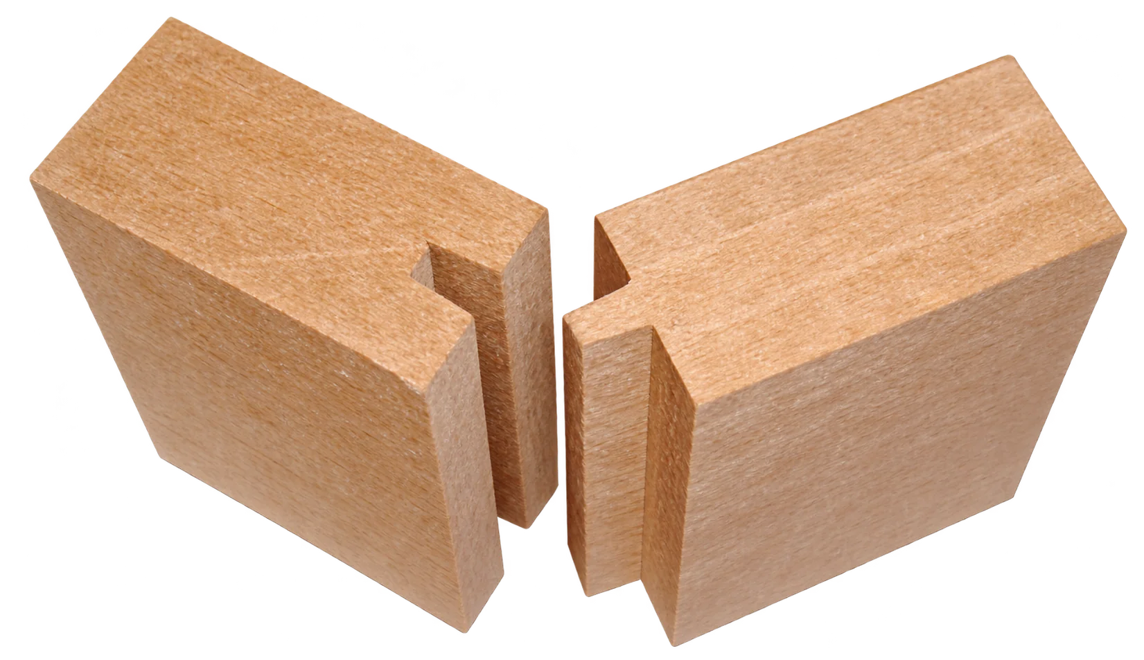 Deux blocs de bois clair présentant chacun une rainure, placés face à face sur un fond noir.