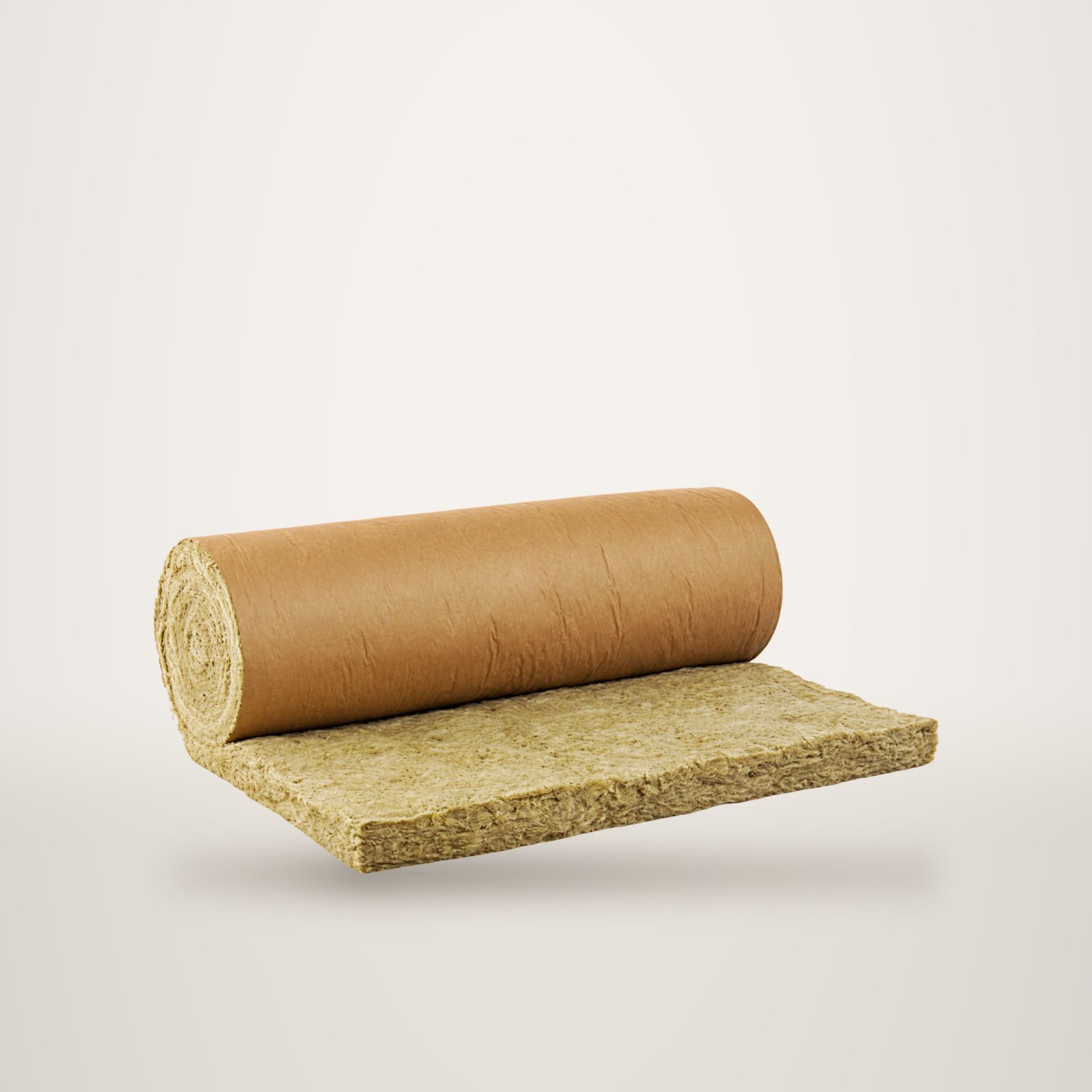 Un rouleau de laine de roche partiellement déroulé, avec son revêtement en papier kraft brun, présenté sur fond blanc.
